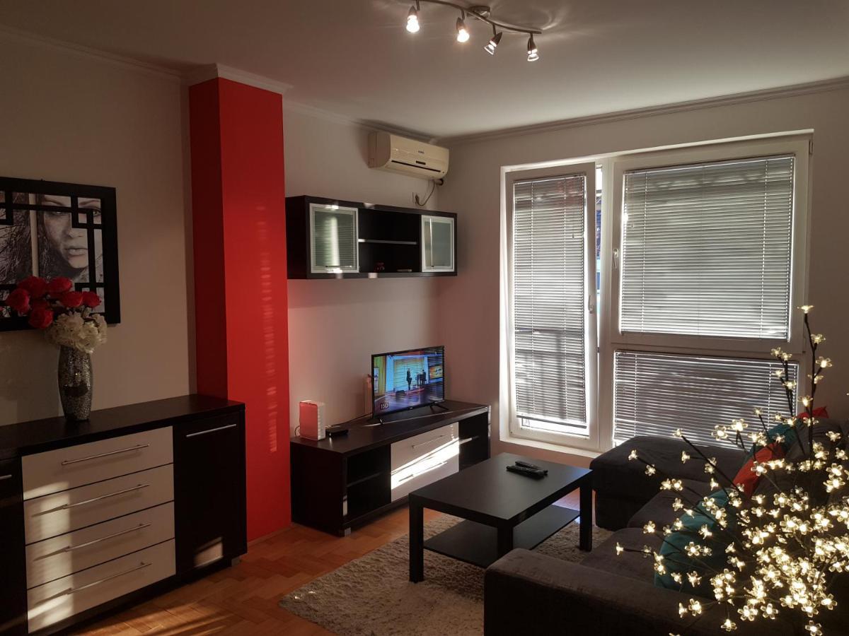 Rajiceva 5- Apartman Sa Prostranom Terasom I Garaznim Mestom Kragujevac Dış mekan fotoğraf