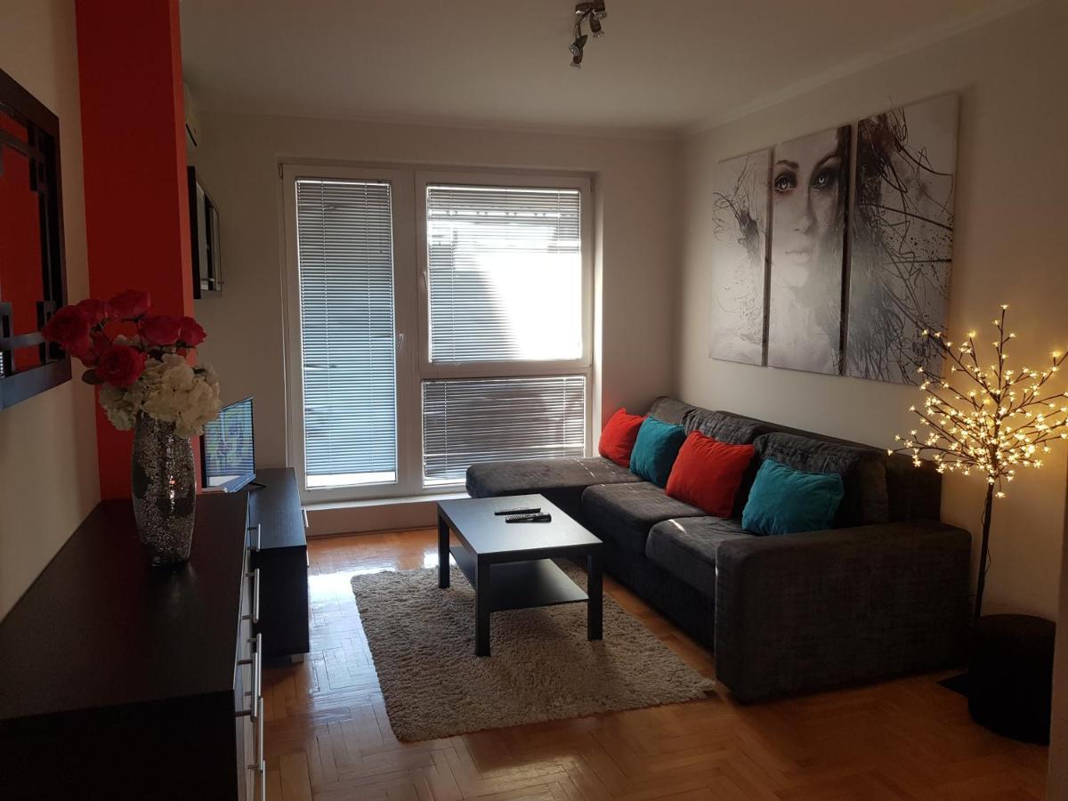 Rajiceva 5- Apartman Sa Prostranom Terasom I Garaznim Mestom Kragujevac Dış mekan fotoğraf
