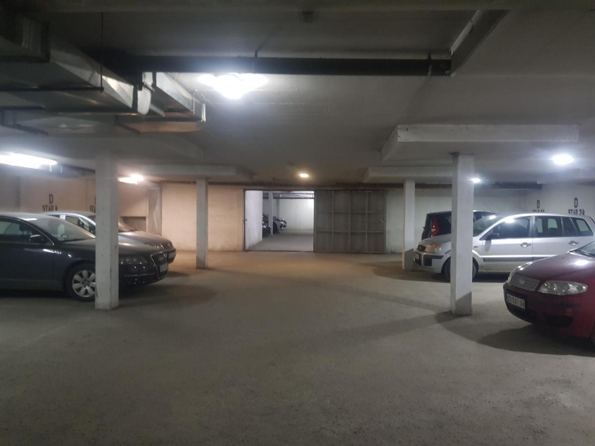 Rajiceva 5- Apartman Sa Prostranom Terasom I Garaznim Mestom Kragujevac Dış mekan fotoğraf